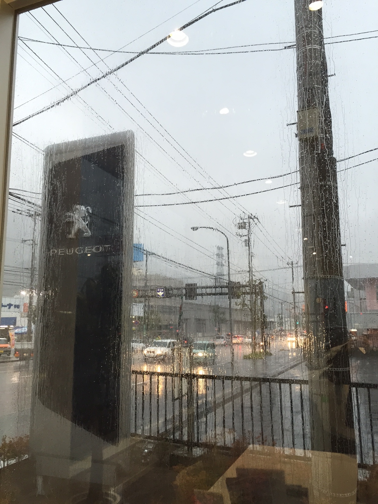 外はどんより雨模様!!