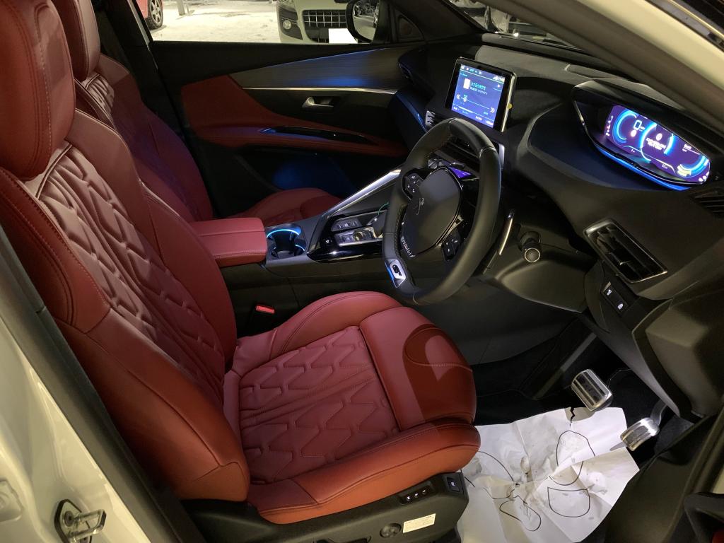 3008 GT HIBRID４　REDナッパ　ご納車させて頂きました。
