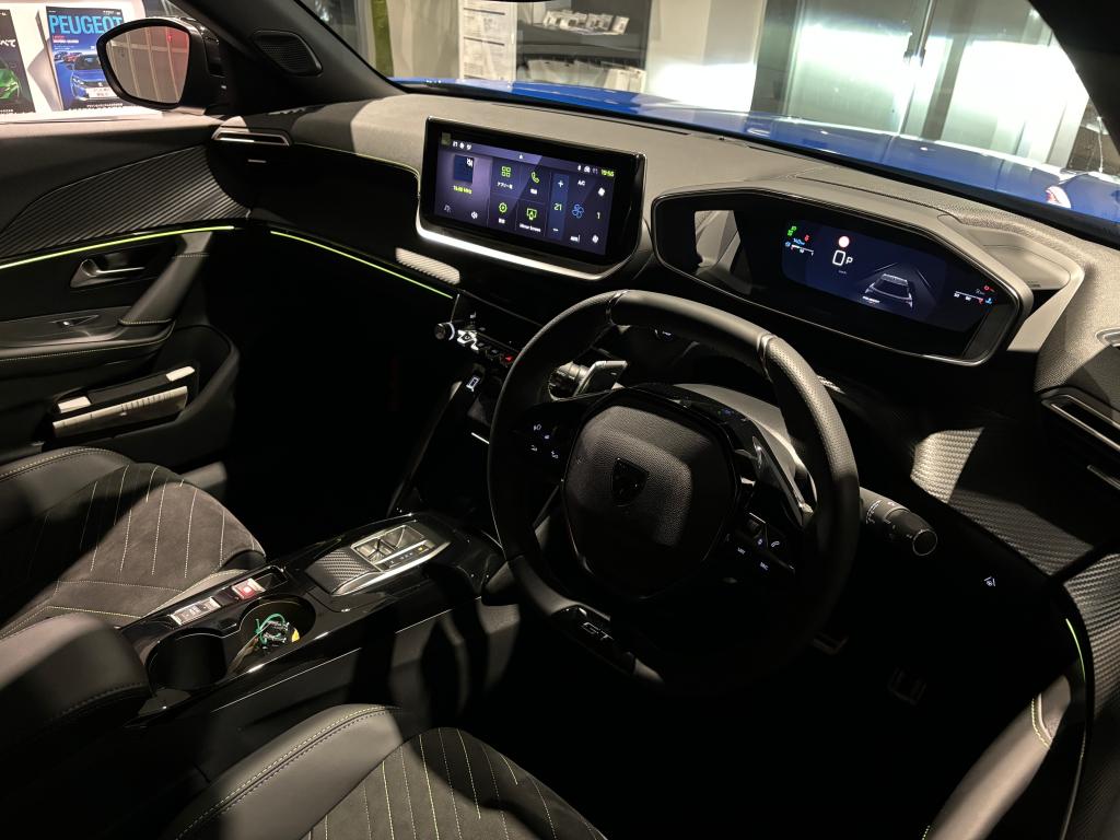 【NEW PEUGEOT 2008】夜間の運転でも気分が上がります！